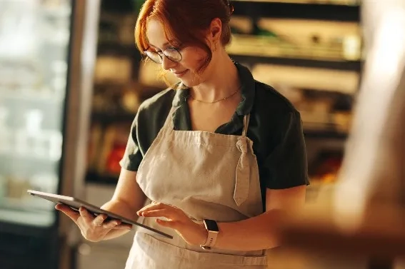 vendeurs augmentés, smartphone et tablette en main 