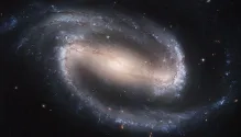 6903-800px-Hubble2005-01-barred-spiral-galaxy-NGC1300_0.jpg